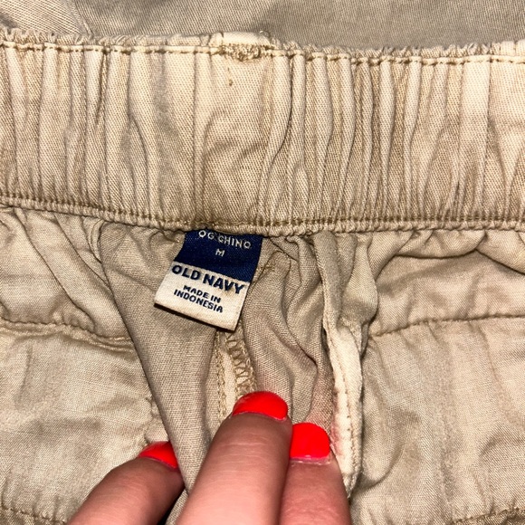 Old Navy Women's Beige Cargo Shorts - Picture 3 of 4